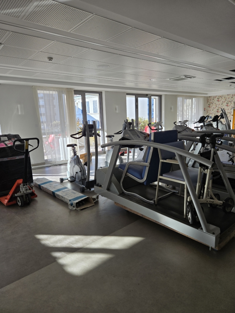 Salle de réadaptation - Tapis de course et vélos